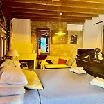 Cornaro House * Άρσος